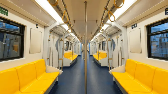 delhi-metro-viral-video-two-men-fight-brutally-over-push-and-shove-leaving-internet-disappointed-yet-again